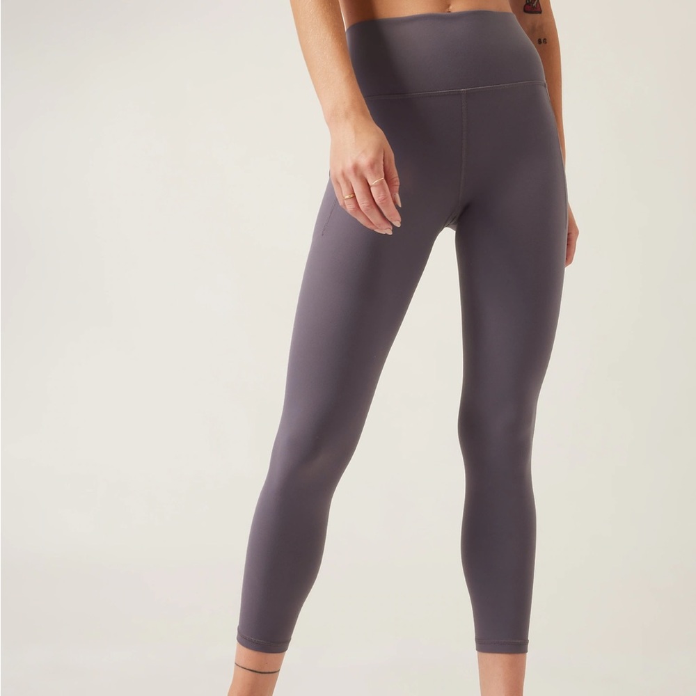 ATHLETA Salutation Stash 7/8 Tight. Only worn once. Size small